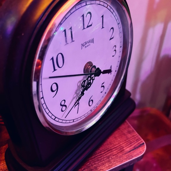 Ingraham® battery operated clock! - Picture 6 of 7